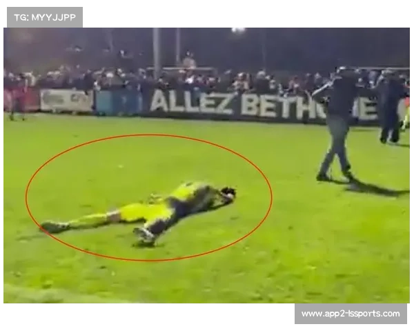 点球判罚后，双方球员围住裁判理论。