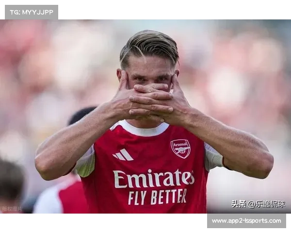 点球命中后,哲凯赖什指向客场球迷看台,阿森纳替补席沸腾 点球命中后,哲凯赖什指向客场球迷看台,阿森纳替补席沸腾