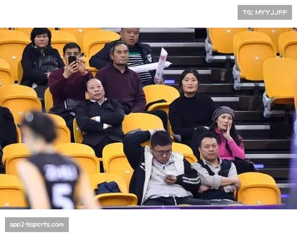 特写：沙德攻入赛季首球后，指向看台上的家人